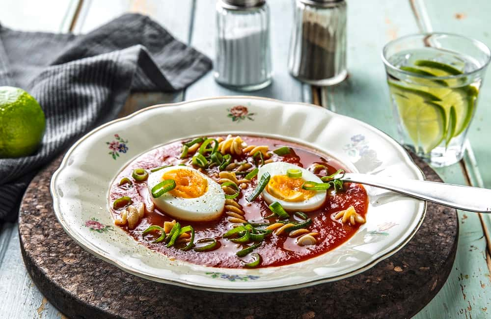 Tomatsuppe med pasta, kalkunbacon og egg – Sunne oppskrifter fra Roede