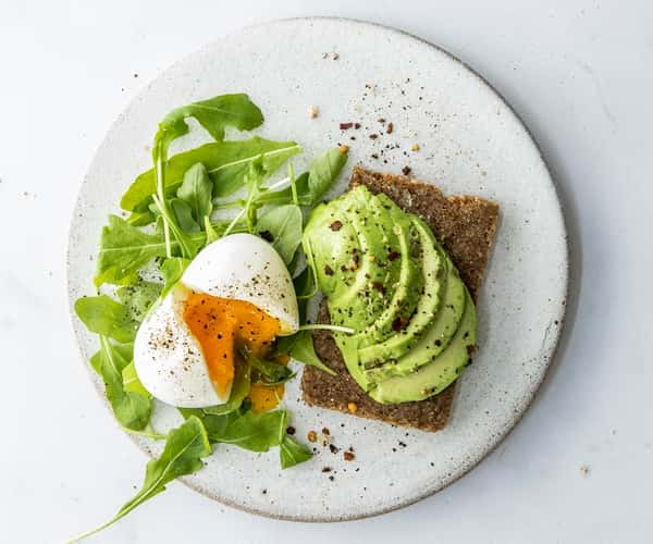 Rugbrød med egg og avokado