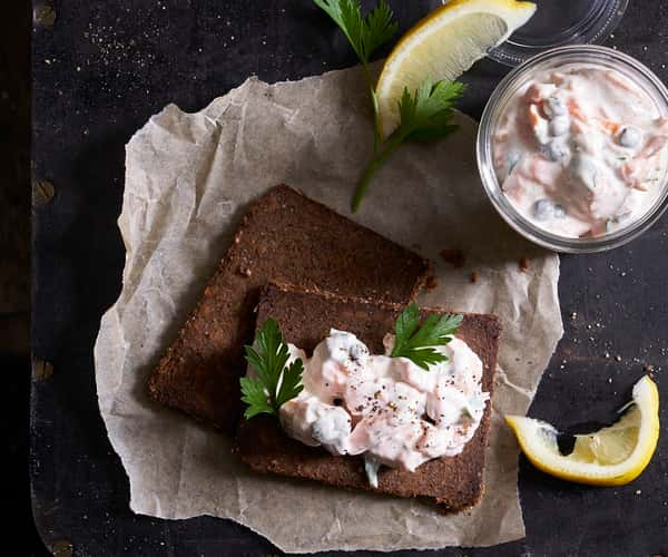 Ørretsalat med kesam og kapers