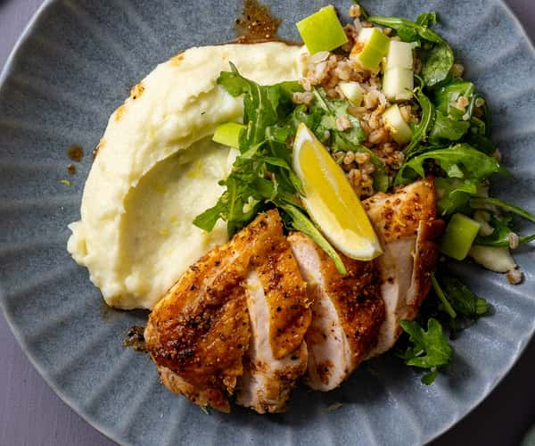 Kyllingbryst med blomkålkrem og lun eplesalat med ruccola og mathvete