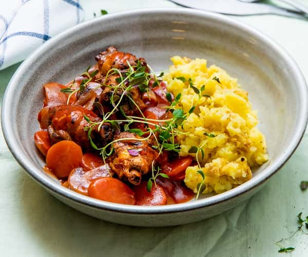 Coq au vin med utbenet kyllinglår og knuste urtepoteter