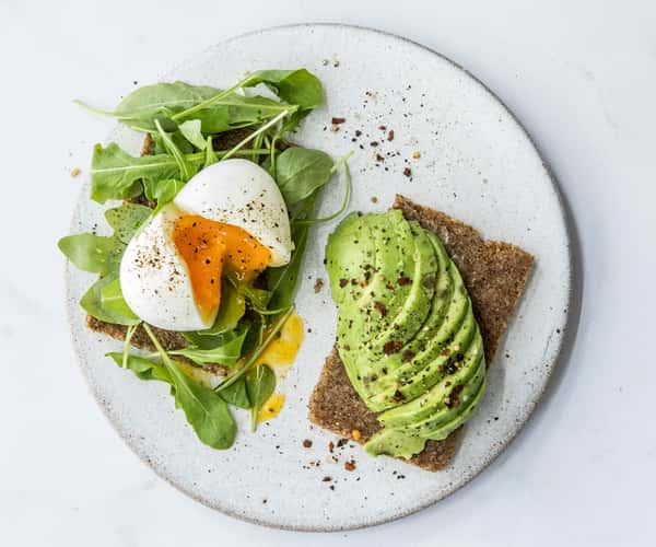 Rugbrød med egg og avokado  - 330 kcal