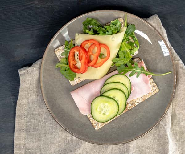 Knekkebrød  med Jarlsberg lettost og kokt skinke