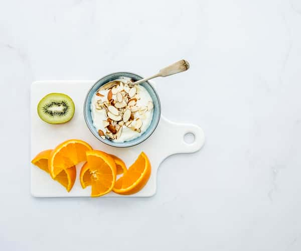 Yoghurt naturell, mandler, appelsin og kiwi