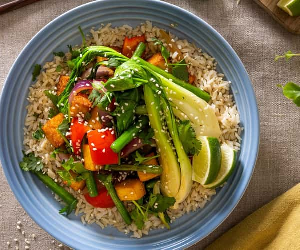 Vegetarisk stir fry med tofu, koriander, ingefær, pak choy og fullkornsris