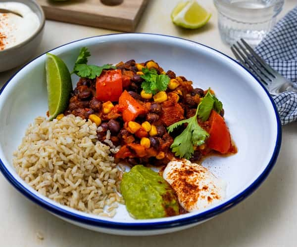 Vegetarisk chili sin carne med fullkornsris, avokadohummus og koriander