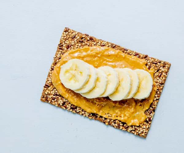 Knekkebrød med peanøttsmør og banan