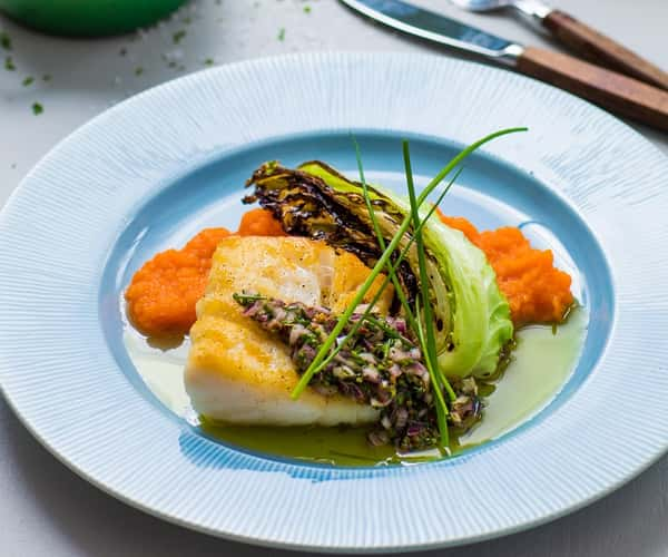 Pannestekt lyrfilet med gulrotpuré, stekt spisskål og urtevinaigrette