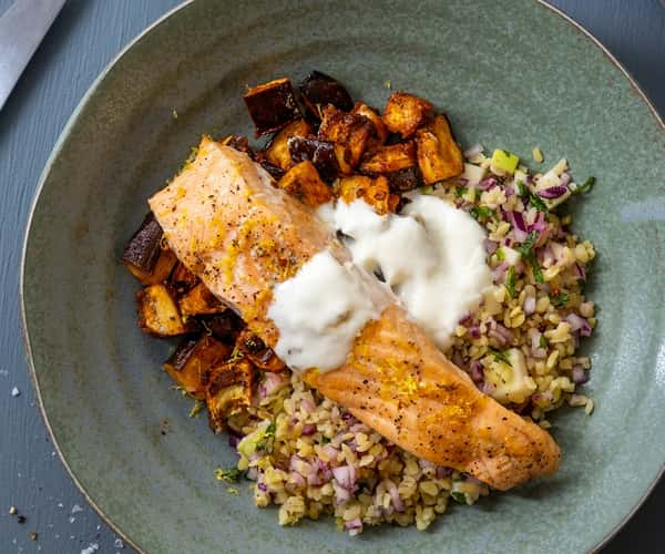 Laksefilet med sitron- og chilibakt aubergine, bulgursalat og yoghurt