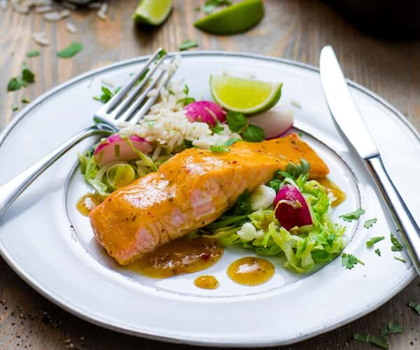 Laksefilet med pannestekt kål, fullkornsris og soya- og ingefærsaus