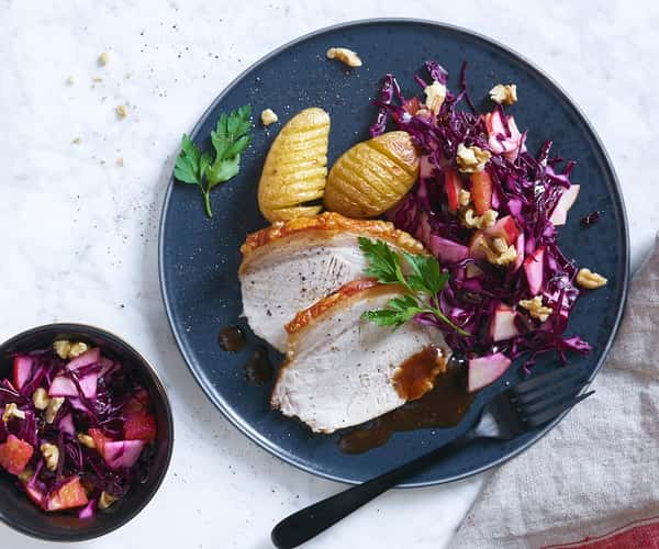 Ribbenstek med rødkålsalat og hasselbackpotet