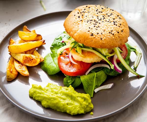 Fiskeburger av torsk og sei med guacamole og meksikansk agurksalat