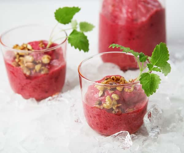 Bringebærsmoothie med sprø nøttetopping