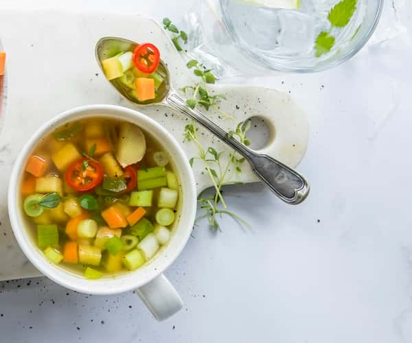 Grønnsaksbuljong med chili og ingefær