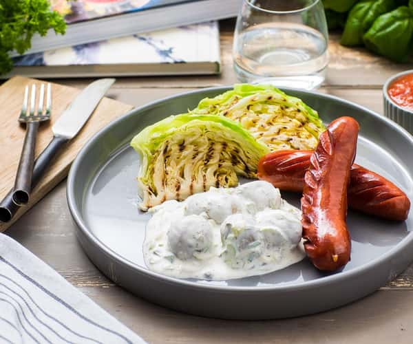 Magre pølser med grillet spisskål og lettkremet potetsalat