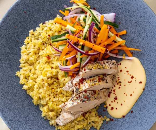 Sous vide-kyllingfilet med ingefærsyltede grønnsaker, bulgur og soyamajones