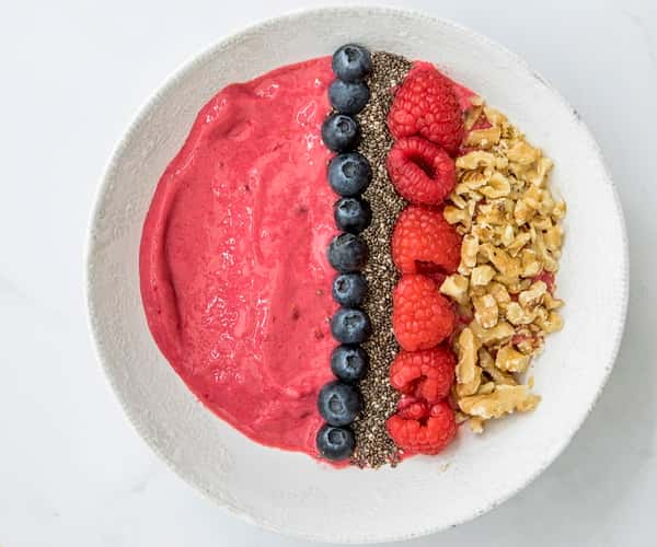 Smoothiebowl med bringebær, havregryn og chiafrø