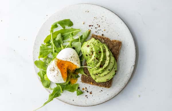 Rugbrød med egg og avokado