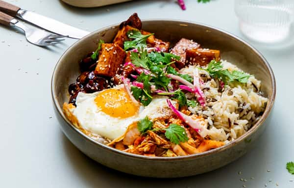 Koreansk vegetar-bibimbap med sprøstekt tofu, fullkornsris og ingefærkimchi