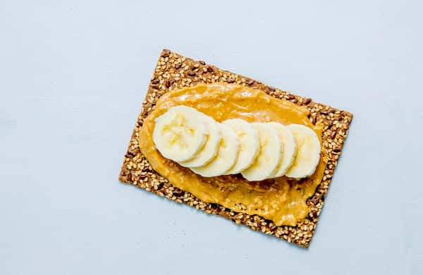 Knekkebrød med peanøttsmør og banan