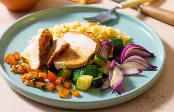 Svinefilet med pannestekt squash, fullkornsbulgur og tomat- og balsamicovinaigrette