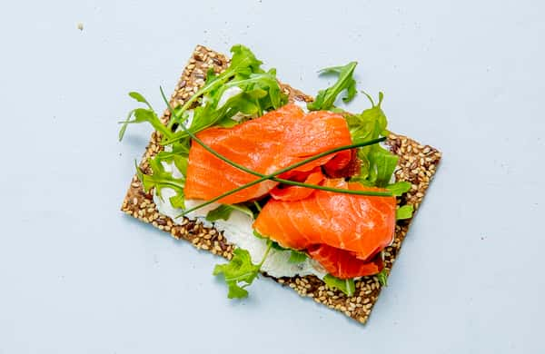 Knekkebrød med snøfrisk, laks og ruccola