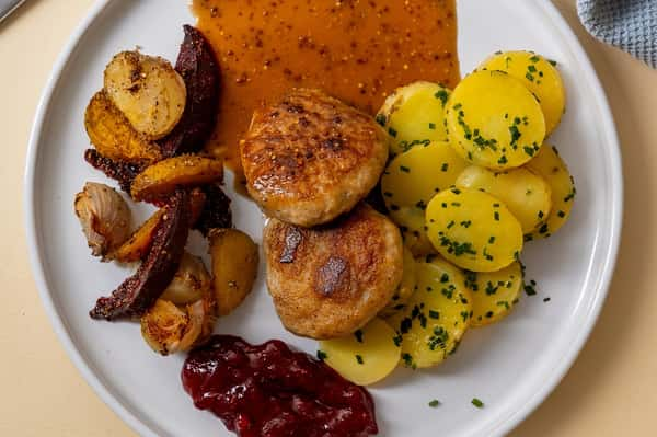 Kyllingkaker med bakte beter, gressløkspoteter, sennepssjy og rørte tyttebær