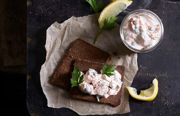 Ørretsalat med kesam og kapers