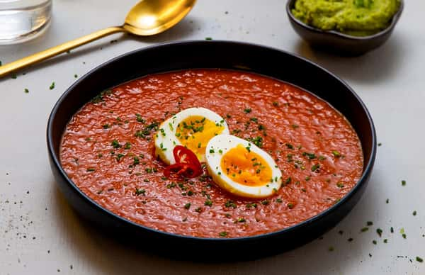 Hjemmelaget tomatsuppe med egg og gratinerte bagetter med skjørost