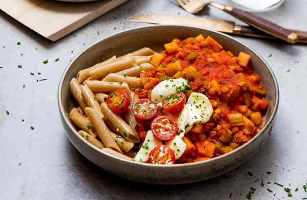 Vegetarbolognese med linser og mozzarellasalat