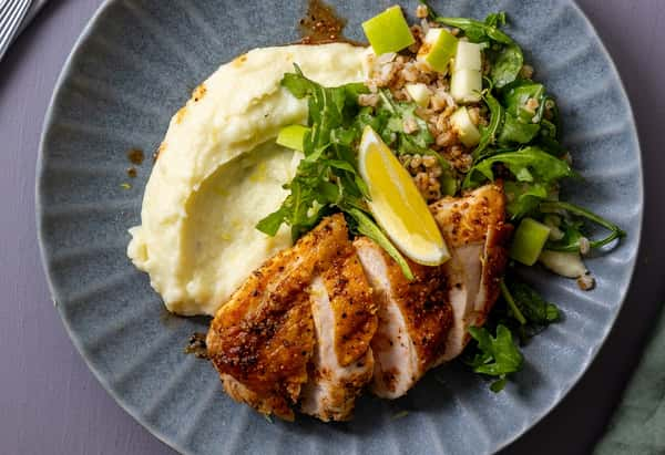 Kyllingbryst med blomkålkrem og lun eplesalat med ruccola og mathvete