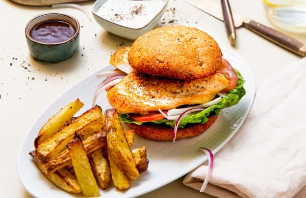 Kyllingburger med ovnsbakte poteter, hjertesalat og barbecuesaus