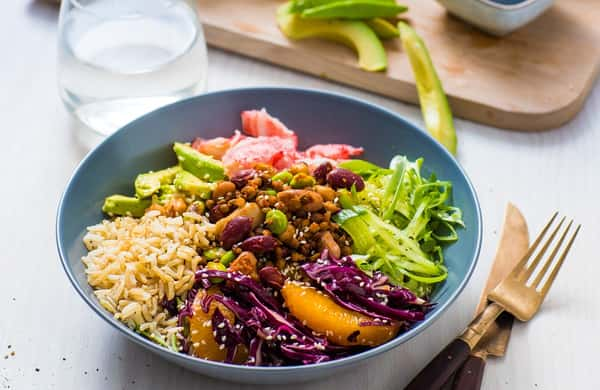 Pokebowl med krydderstekt bønnemiks, ponzusaus og kålsalat med appelsin