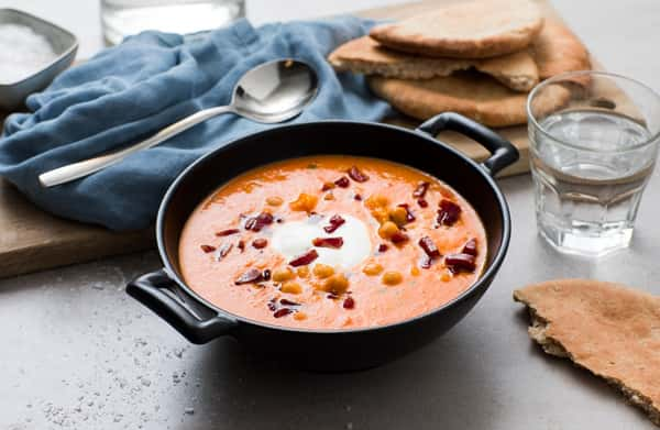 Spicy søtpotetsuppe med kikertsalat og fullkornspita