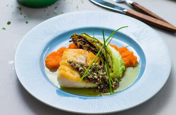 Pannestekt seifilet med gulrotpuré, stekt spisskål og urtevinaigrette