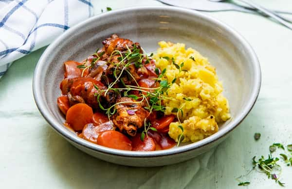 Coq au vin med utbenet kyllinglår og knuste urtepoteter