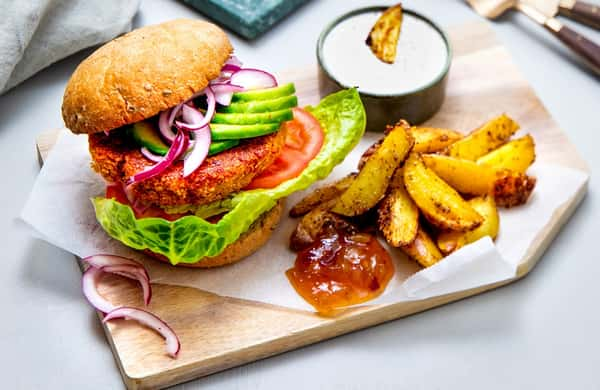 Vegetarburger med lettsyltet rødløk, avokado og urtedressing