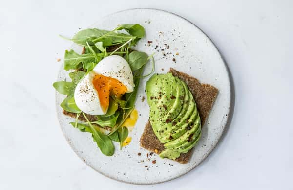 Rugbrød med egg og avokado  - 330 kcal