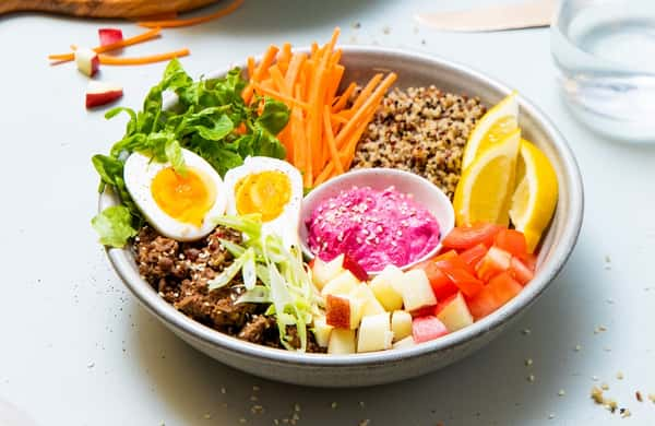 Bowl med krydderstekt Flow-mince, egg og rødbetehummus