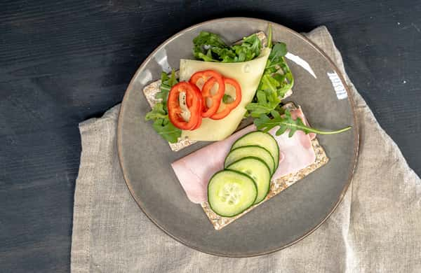 Knekkebrød  med Jarlsberg lettost og kokt skinke