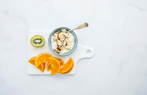 Yoghurt naturell, mandler, appelsin og kiwi