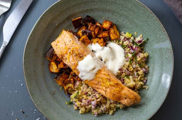 Laksefilet med sitron- og chilibakt aubergine, bulgursalat og yoghurt