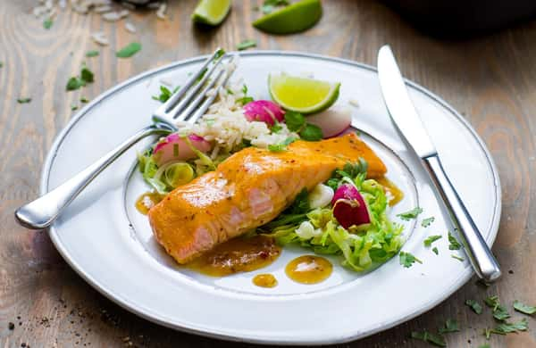 Laksefilet med pannestekt kål, fullkornsris og soya- og ingefærsaus