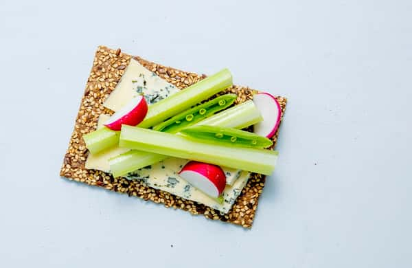 Knekkebrød med norzola og stangselleri