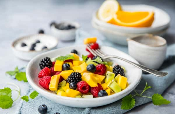 Fruktsalat med mango og bjørnebær