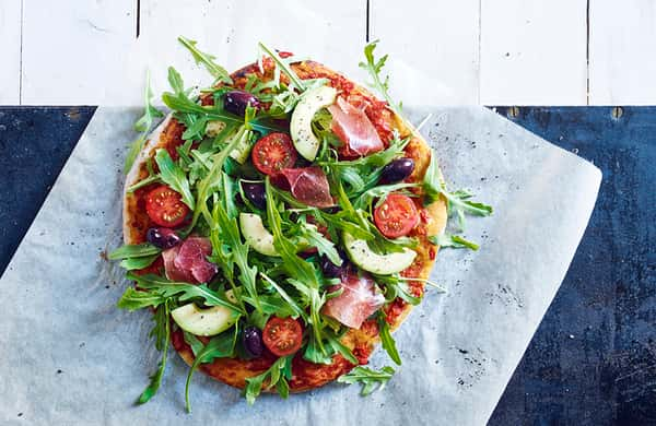 Pizza med spekeskinke og avokado