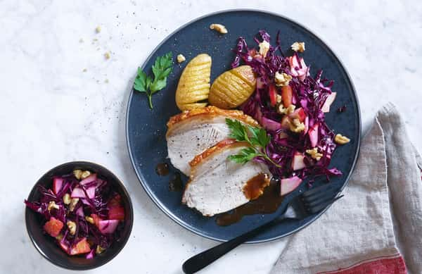 Ribbenstek med rødkålsalat og hasselbackpotet