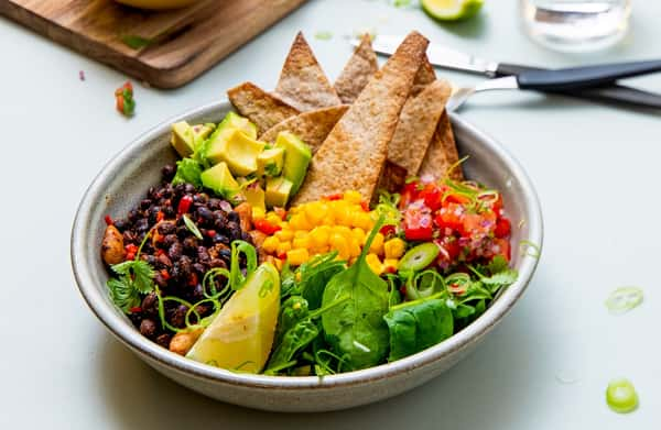 Veggietaco med hjemmelaget tomatsalsa og srirachadressing