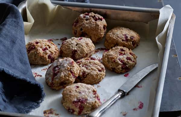 Grove scones med tyttebær og valnøtter