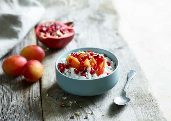 Yoghurt med byggkorn og lune plommer